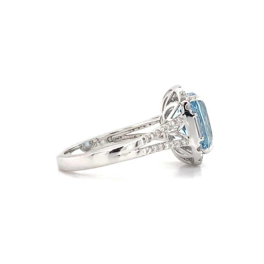 Gem Quality Aquamarine and Diamond Halo Split Shank Ring 14 kt White Gold - Image 5 of 6