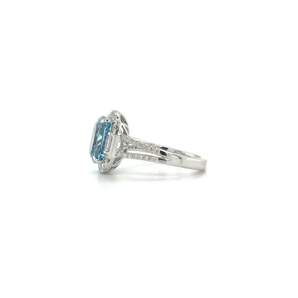 Gem Quality Aquamarine and Diamond Halo Split Shank Ring 14 kt White Gold - Image 6 of 6
