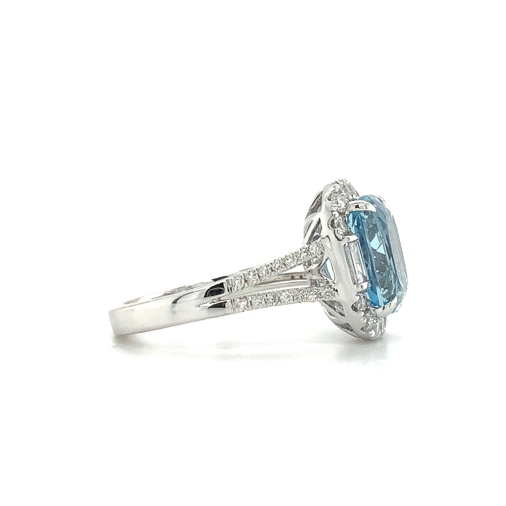 Gem Quality Aquamarine and Diamond Halo Split Shank Ring 14 kt White Gold - Image 2 of 6