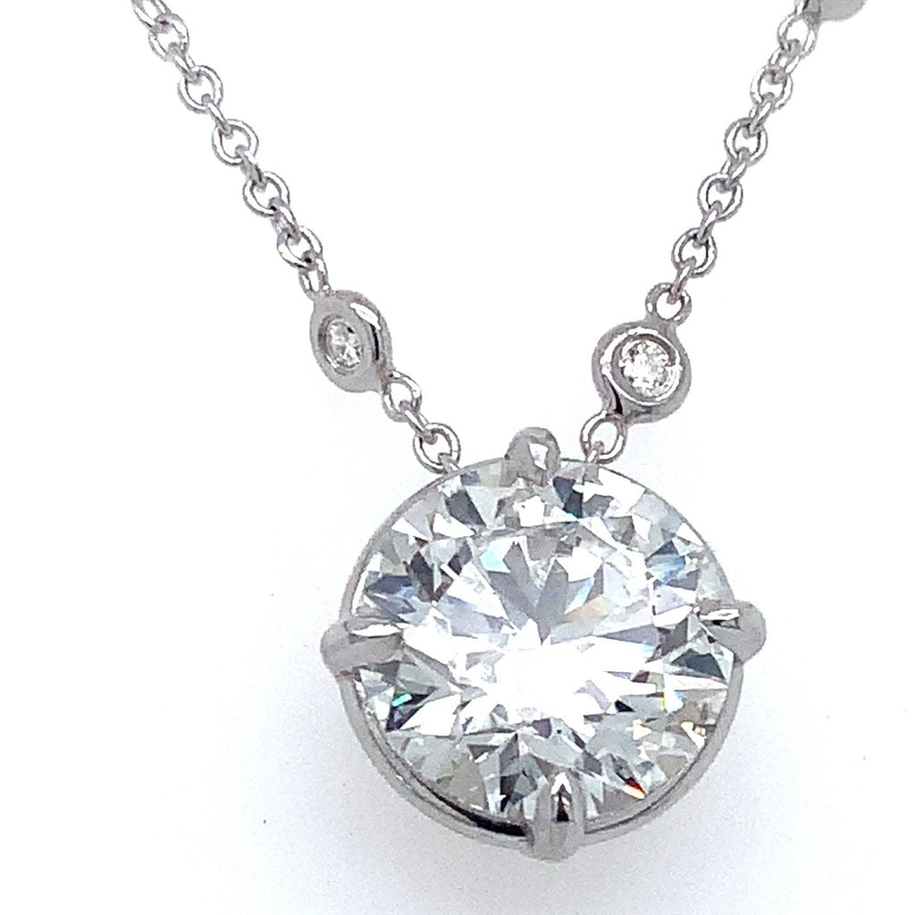 Lab Grown Diamond Solitaire 2.93 cts Pendant set in 18 kt white gold with a diamond chain. - Image 6 of 7