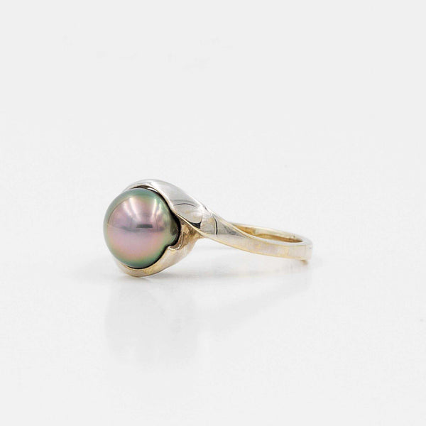 cultured tahitian natural black pearl 8.5 mm cross over ring 18 kt white gold.