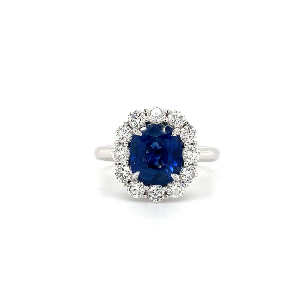 Roman  + Jules Classic 3.32ct  Gem Quality Blue Sapphire and Diamond Halo Ring set in 18 Karat White Gold - Image 5 of 6