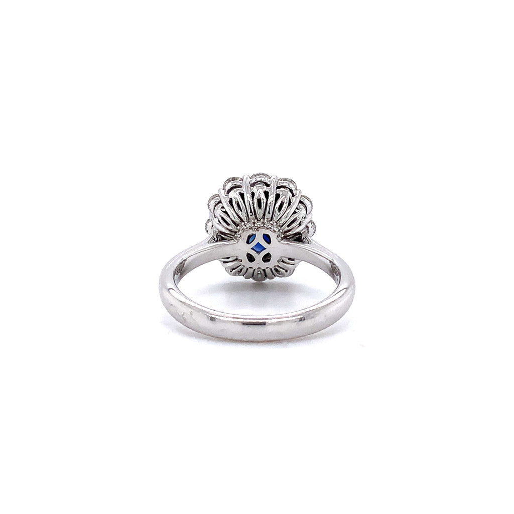 Roman  + Jules Classic 3.32ct  Gem Quality Blue Sapphire and Diamond Halo Ring set in 18 Karat White Gold - Image 3 of 6